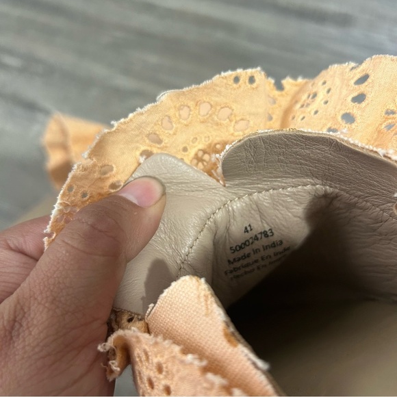 Free People Eyelet Ruffle Sienna Slip on Mule Flat Like New - Picture 7 of 9